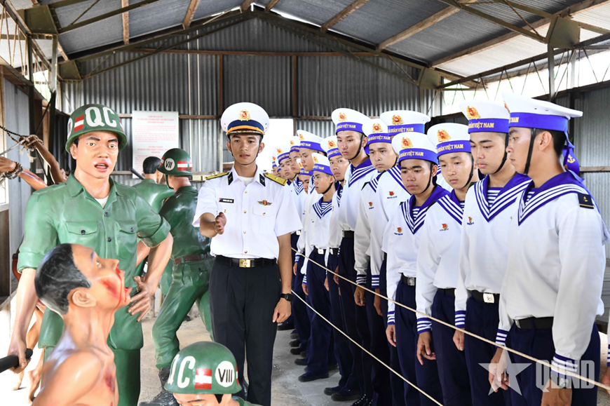 海军第五区新兵参观富国监狱遗址